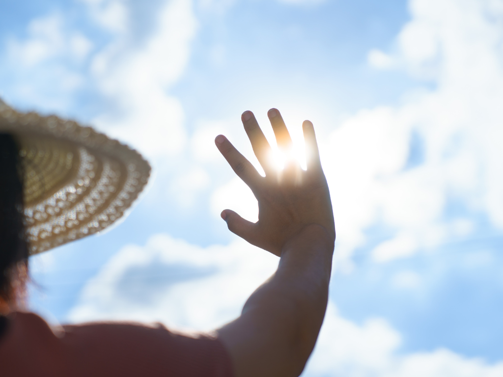 ondas de calor: pessoa bloqueando o sol com a mão